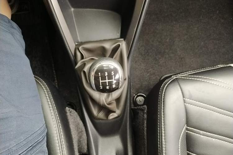 Used Toyota YARiS L Zhi Xuan 2014 1.3E Manual Charm Edition Gear Lever