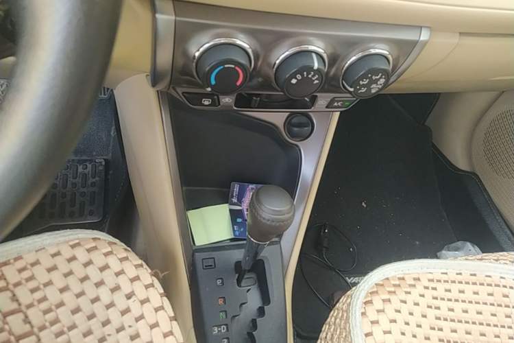 Used Toyota YARiS L Zhi Xuan 2014 1.3E Automatic Charm Edition Gear Lever