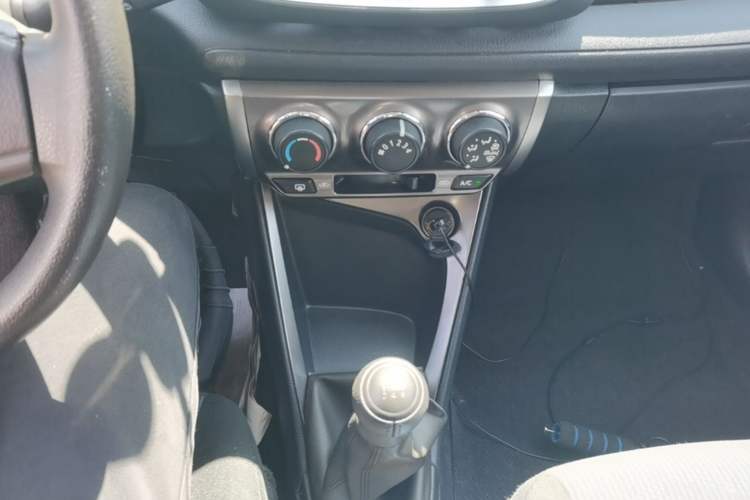 Used Toyota YARiS L Zhi Xuan 2014 1.3E Manual Charm Edition Gear Lever