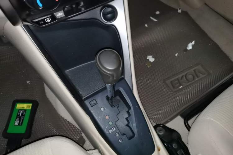 Used Toyota YARiS L Zhi Xuan 2014 1.3E Automatic Charm Edition Gear Lever