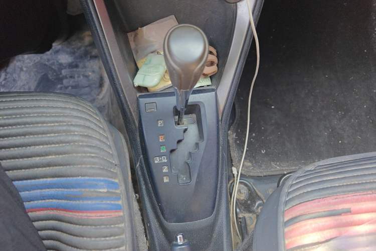 Used Toyota YARiS L Zhi Xuan 2014 1.3E Automatic Charm Edition Gear Lever