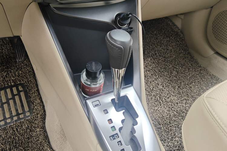 Used Toyota YARiS L Zhi Xuan 2014 1.5G Automatic Xuan Dong Edition Gear Lever