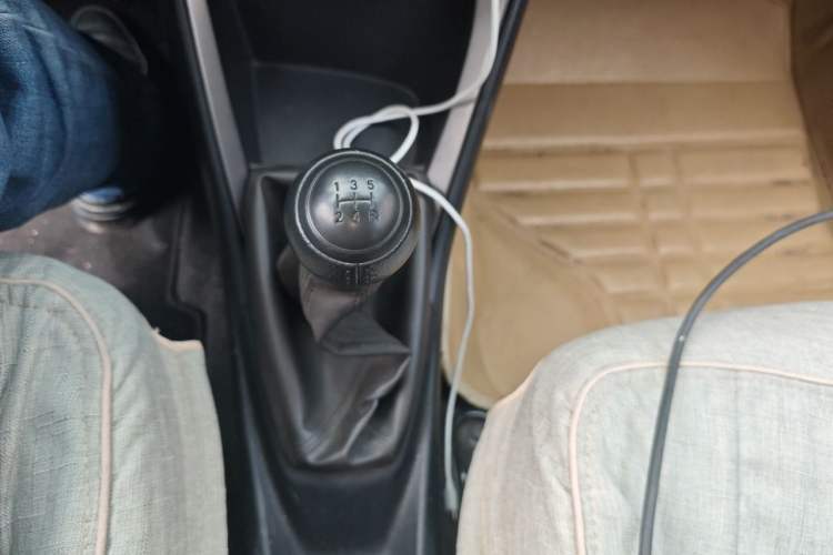 Used Toyota YARiS L Zhi Xuan 2014 1.3E Manual Charm Edition Gear Lever