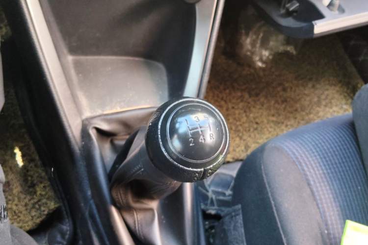 Used Toyota YARiS L Zhi Xuan 2014 1.3E Manual Charm Edition Gear Lever