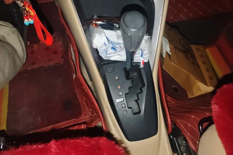 Used Toyota YARiS L Zhi Xuan 2014 1.3E Automatic Charm Edition Gear Lever