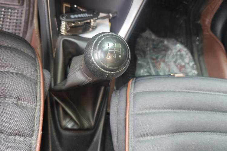 Used Toyota YARiS L Zhi Xuan 2014 1.3E Manual Charm Edition Gear Lever