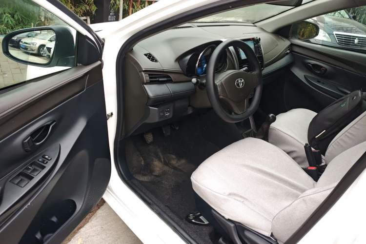 Used Toyota YARiS L Zhi Xuan 2014 1.3E Manual Charm Edition Interior 3