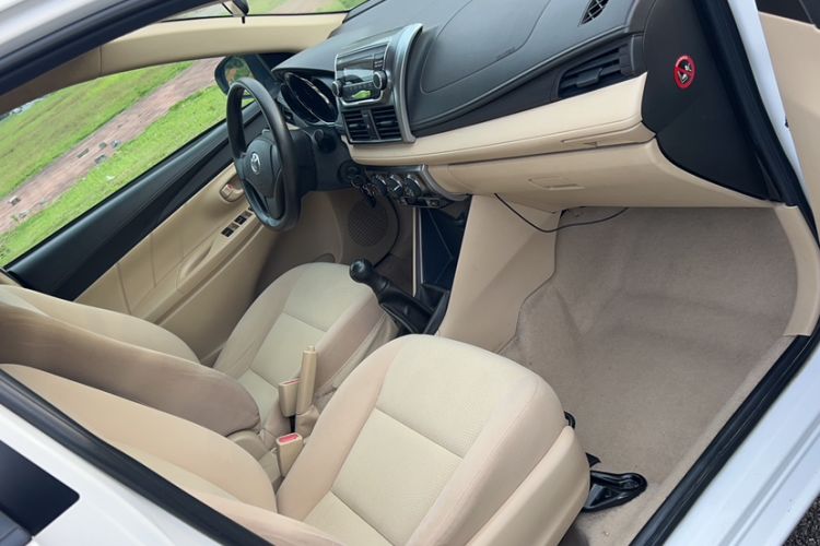 Used Toyota YARiS L Zhi Xuan 2014 1.3E Manual Charm Edition Interior 9