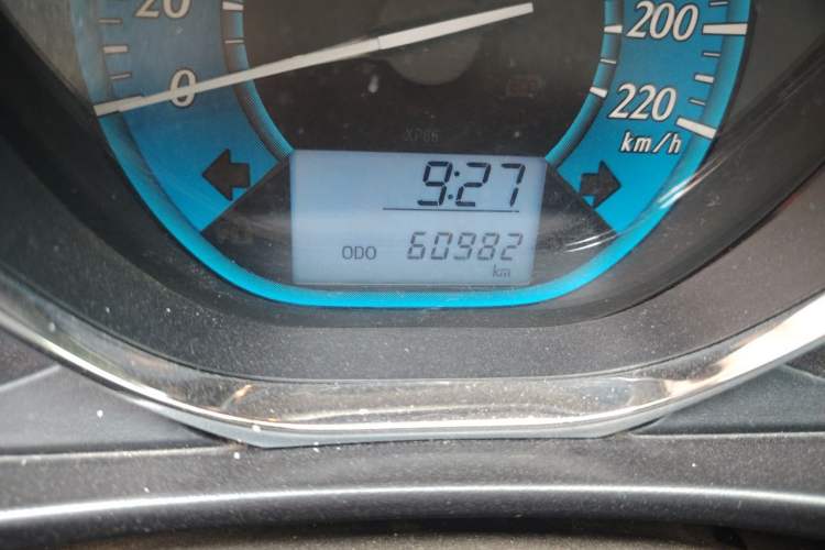 Used Toyota YARiS L Zhi Xuan 2014 1.3E Manual Charm Edition Odometer Close Up