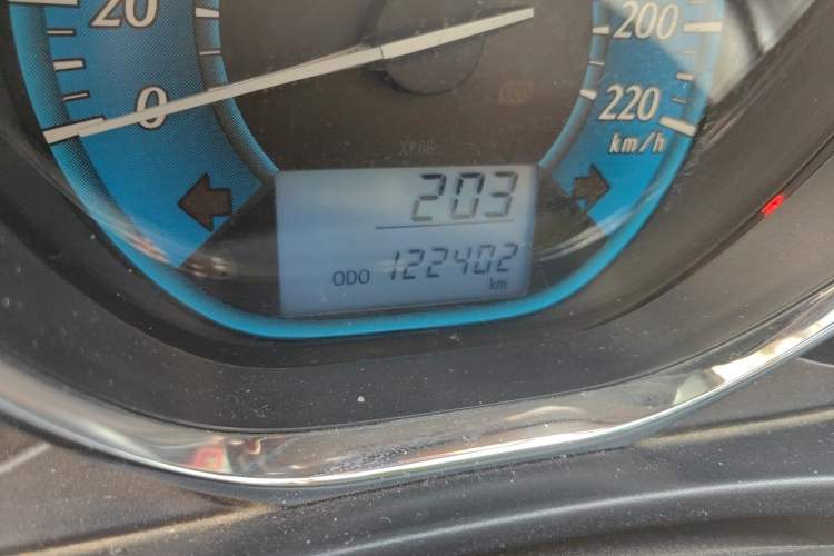 Used Toyota YARiS L Zhi Xuan 2014 1.3E Manual Charm Edition Odometer Close Up