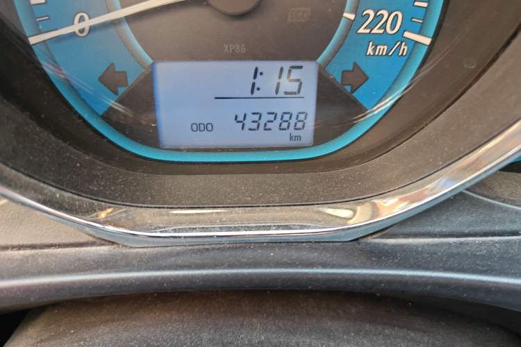 Used Toyota YARiS L Zhi Xuan 2014 1.3E Manual Charm Edition Odometer Close Up