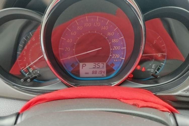 Used Toyota YARiS L Zhi Xuan 2014 1.3E Automatic Charm Edition Odometer Close Up