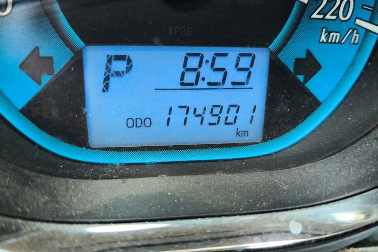 Used Toyota YARiS L Zhi Xuan 2014 1.3E Automatic Charm Edition Odometer Close Up