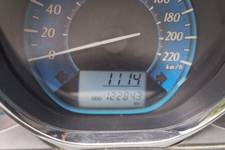 Used Toyota YARiS L Zhi Xuan 2014 1.3E Manual Charm Edition Odometer Close Up