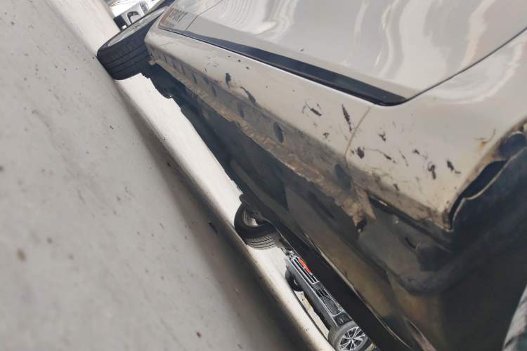 Used Toyota YARiS L Zhi Xuan 2014 1.3E Manual Charm Edition Right Side Sill