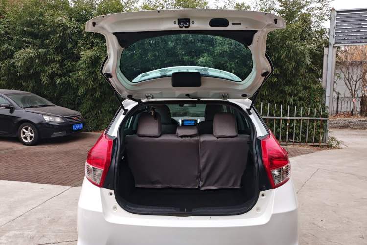 Used Toyota YARiS L Zhi Xuan 2014 1.3E Manual Charm Edition Trunk