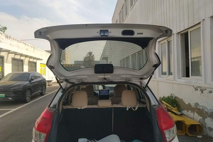 Used Toyota YARiS L Zhi Xuan 2014 1.3E Automatic Charm Edition Trunk