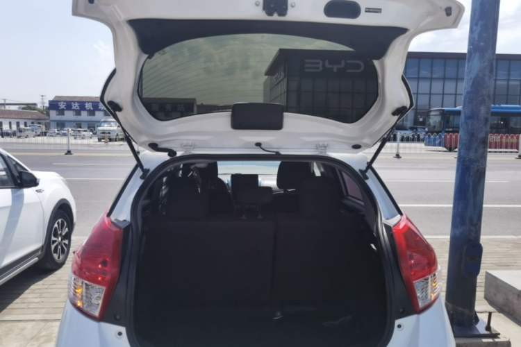 Used Toyota YARiS L Zhi Xuan 2014 1.3E Automatic Charm Edition Trunk