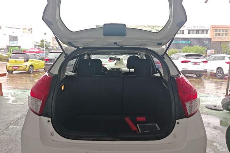 Used Toyota YARiS L Zhi Xuan 2014 1.3E Automatic Charm Edition Trunk