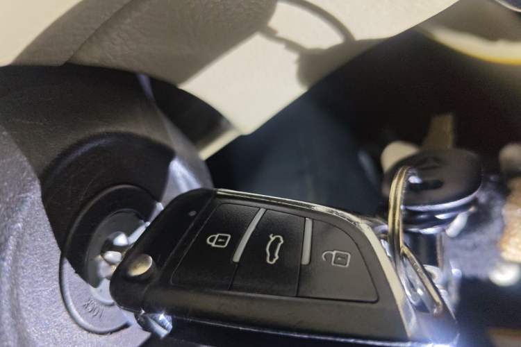 Used Toyota YARiS L Zhi Xuan 2014 1.5G Automatic Xuan Dong Edition Vehicle Key