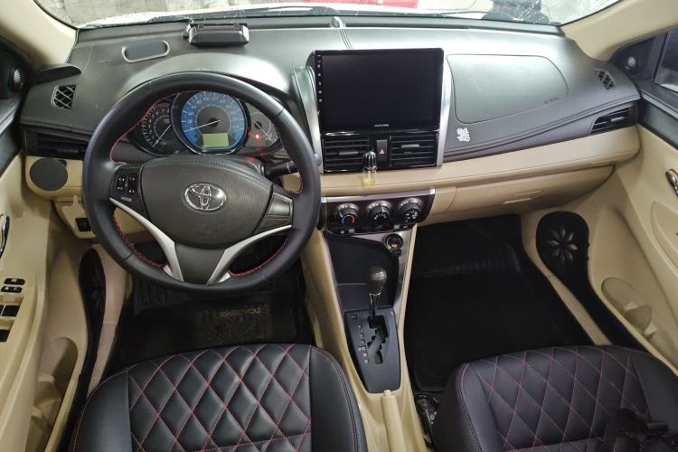 Used Toyota YARiS L Zhi Xuan 2014 1.3E Automatic Charm Edition Center Console