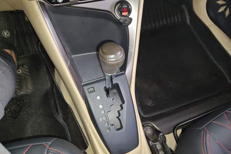 Used Toyota YARiS L Zhi Xuan 2014 1.3E Automatic Charm Edition Gear Lever