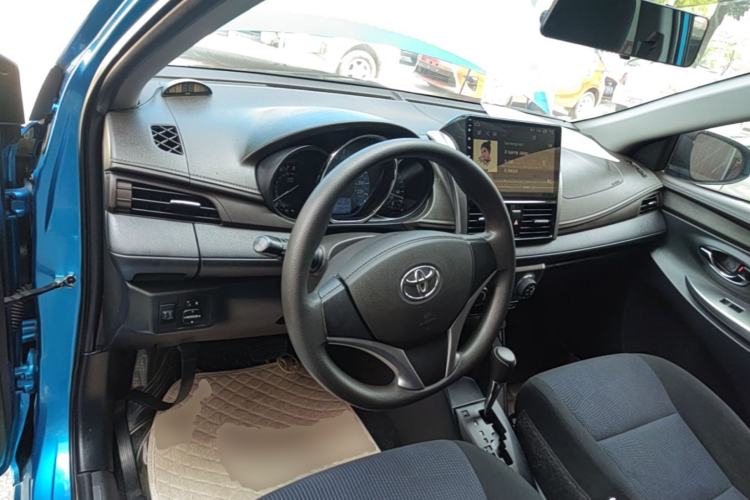 Used Toyota YARiS L Zhi Xuan 2015 1.5E Automatic Charm Edition Center Console