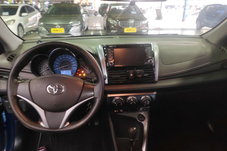 Used Toyota YARiS L Zhi Xuan 2015 1.5E Automatic Charm Edition Center Console
