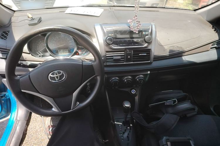 Used Toyota YARiS L Zhi Xuan 2015 1.5E Automatic Charm Edition Center Console