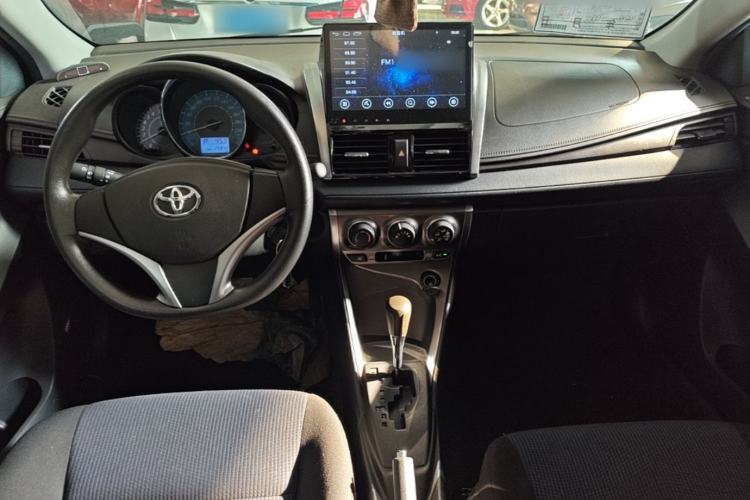 Used Toyota YARiS L Zhi Xuan 2015 1.5E Automatic Charm Edition Center Console