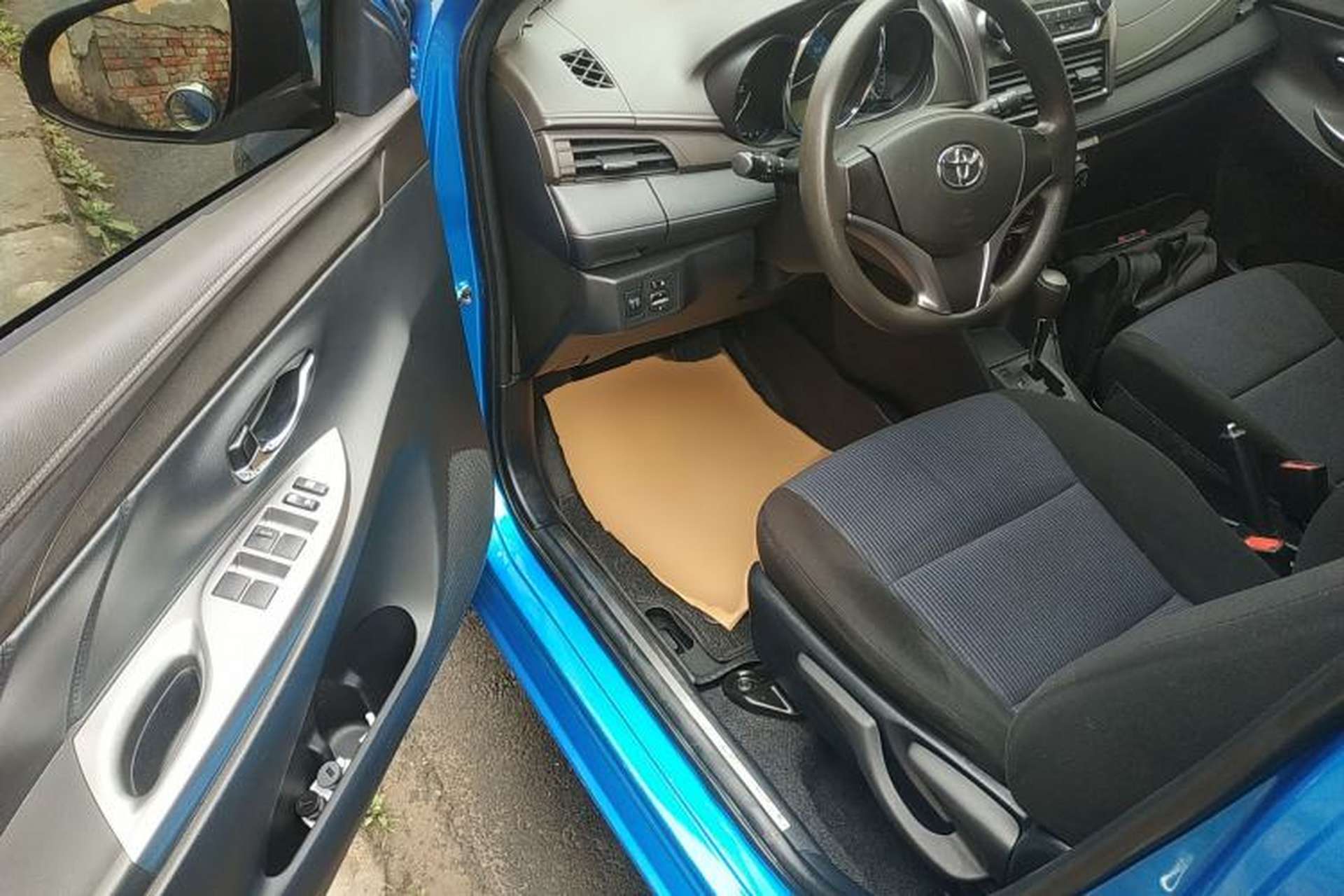 Used Toyota YARiS L Zhi Xuan 2015 1.5E Automatic Charm Edition Driver Seat