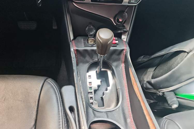 Used Toyota YARiS L Zhi Xuan 2015 1.5E Automatic Charm Edition Gear Lever