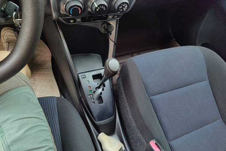 Used Toyota YARiS L Zhi Xuan 2015 1.5E Automatic Charm Edition Gear Lever