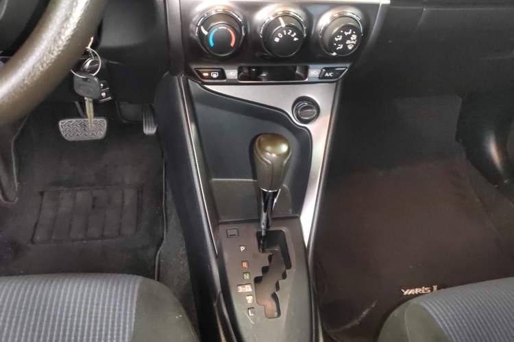 Used Toyota YARiS L Zhi Xuan 2015 1.5E Automatic Charm Edition Gear Lever