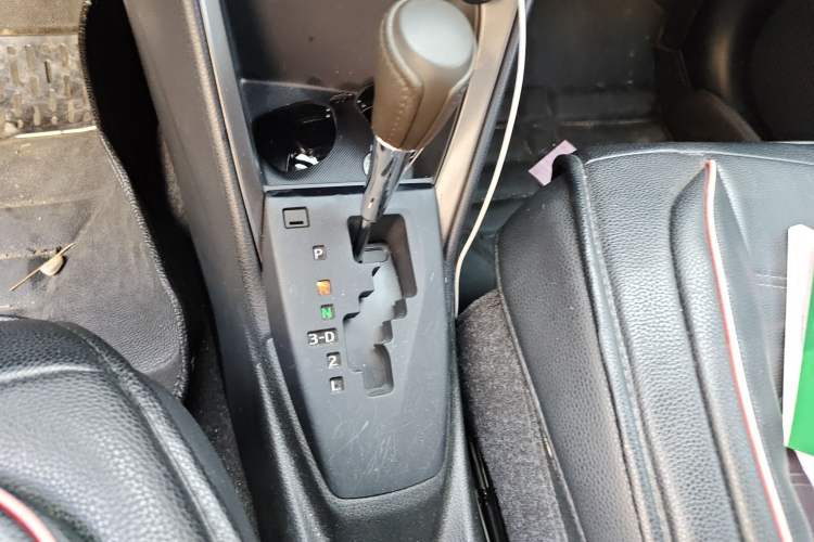 Used Toyota YARiS L Zhi Xuan 2015 1.5E Automatic Charm Edition Gear Lever