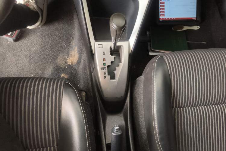 Used Toyota YARiS L Zhi Xuan 2015 1.5G Automatic Xuan Dong Sunroof Special Edition Gear Lever