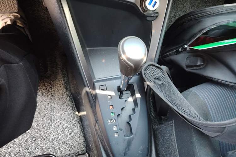 Used Toyota YARiS L Zhi Xuan 2015 1.5E Automatic Charm Edition Gear Lever