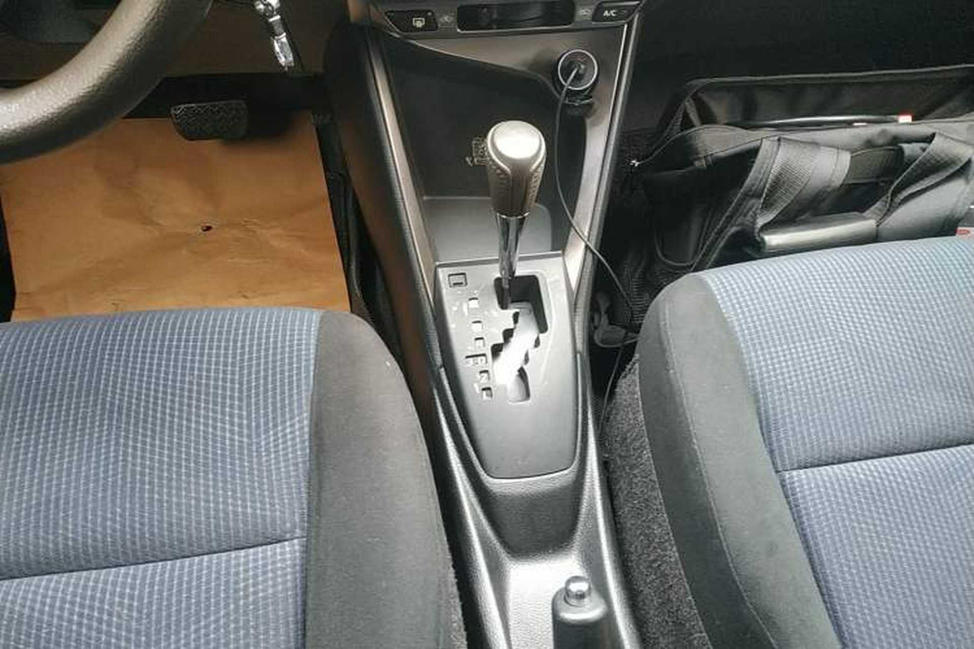 Used Toyota YARiS L Zhi Xuan 2015 1.5E Automatic Charm Edition Gear Lever