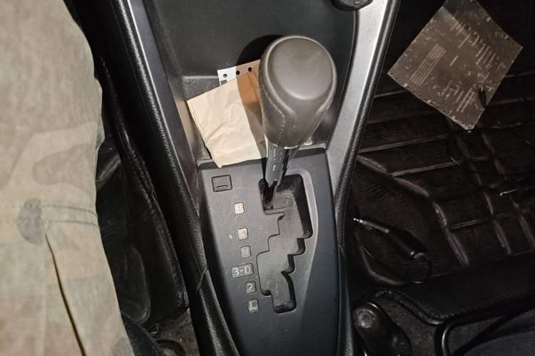 Used Toyota YARiS L Zhi Xuan 2015 1.5E Automatic Charm Edition Gear Lever