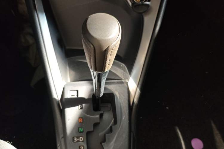 Used Toyota YARiS L Zhi Xuan 2015 1.5E Automatic Charm Edition Gear Lever