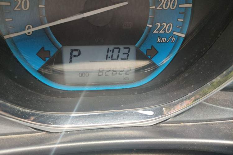 Used Toyota YARiS L Zhi Xuan 2015 1.5E Automatic Charm Edition Odometer Close Up