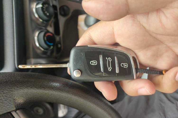 Used Toyota YARiS L Zhi Xuan 2015 1.5E Automatic Charm Edition Vehicle Key