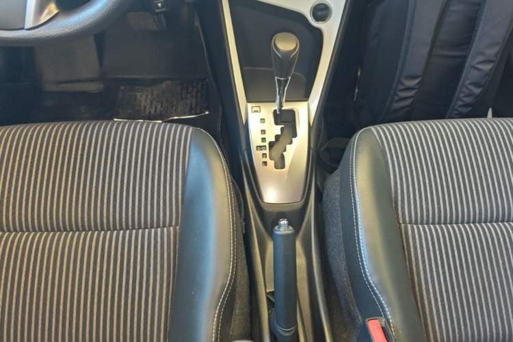 Used Toyota YARiS L Zhi Xuan 2015 1.5G Automatic Xuan Dong Sunroof Special Edition Gear Lever