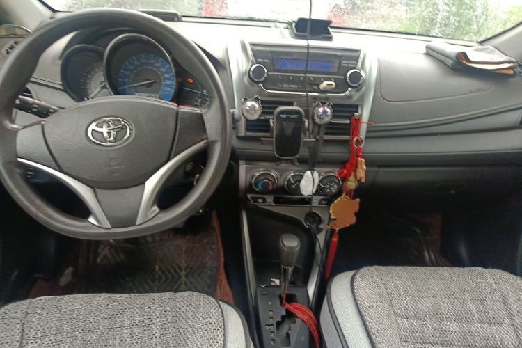 Used Toyota YARiS L Zhi Xuan 2015 1.5E Automatic Charm Edition Center Console