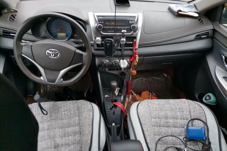 Used Toyota YARiS L Zhi Xuan 2015 1.5E Automatic Charm Edition Center Console