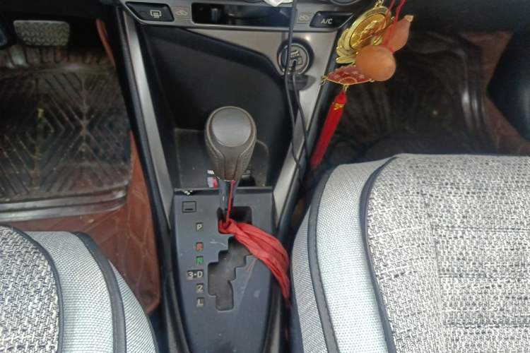 Used Toyota YARiS L Zhi Xuan 2015 1.5E Automatic Charm Edition Gear Lever