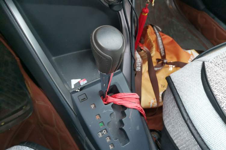 Used Toyota YARiS L Zhi Xuan 2015 1.5E Automatic Charm Edition Gear Lever