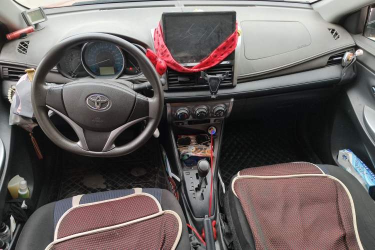 Used Toyota YARiS L Zhi Xuan 2015 1.5E Automatic Charm Edition Center Console