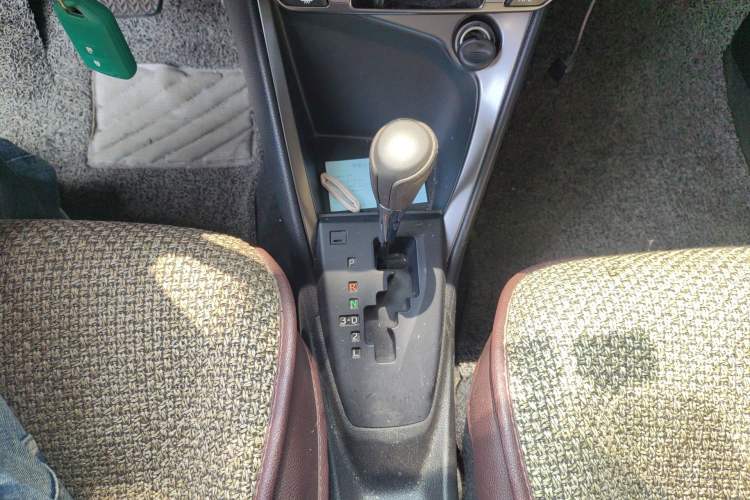 Used Toyota YARiS L Zhi Xuan 2015 1.5E Automatic Charm Edition Gear Lever