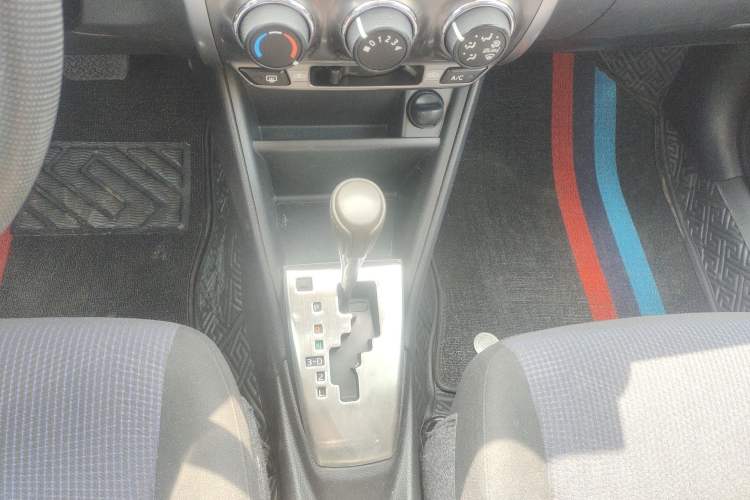 Used Toyota YARiS L Zhi Xuan 2015 1.5E Automatic Charm Edition Gear Lever